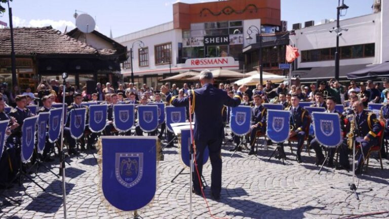 Orkestra frymore e Forcave Ajrore Turke paraqitet me koncert në qendër të Prizrenit