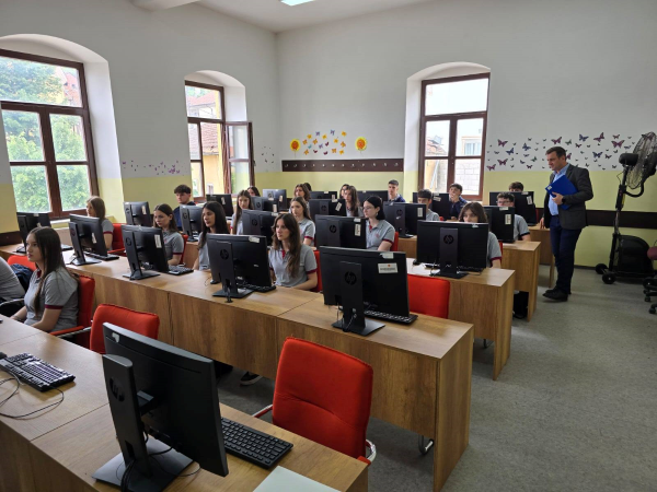 Nxënësit e Prizrenit i nënshtrohen testit ndërkombëtar PISA