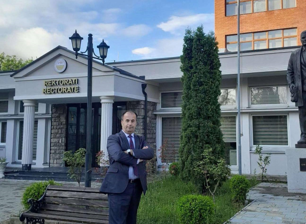 Profesori Millaku mohon se kanosi kolegen e tij