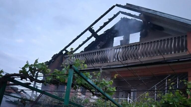 Digjet një shtëpi në Savrovë të Suharekës, nuk ka të lënduar