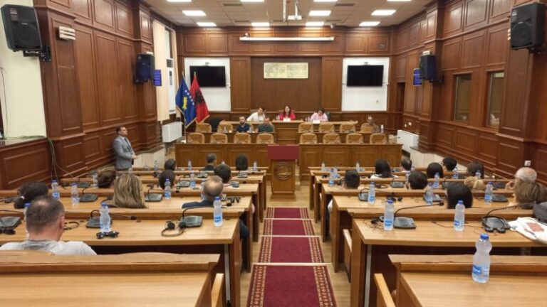 Kryesuesja Bytyqi shpalos përpjekjet për transparencë para delegacionit ndërkombëtar