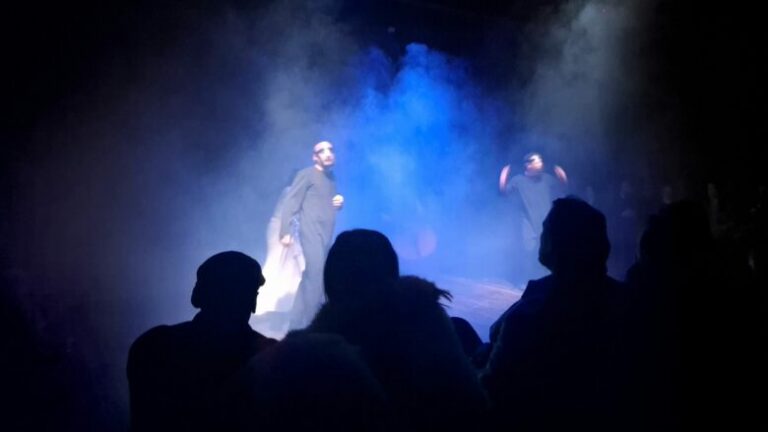 Teatri “Bekim Fehmiu” programin e muajit qershor e hap me premierën e shfaqjes “Komedia e zezë”
