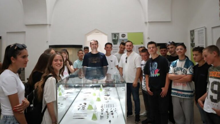 Nxënësit nga Novobërda vizitojnë asetet e trashëgimisë kulturore në Prizren