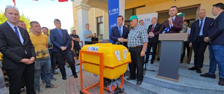 TIKA ndihmon bujqit e Mamushës, ndanë 200 makina për spërkatje