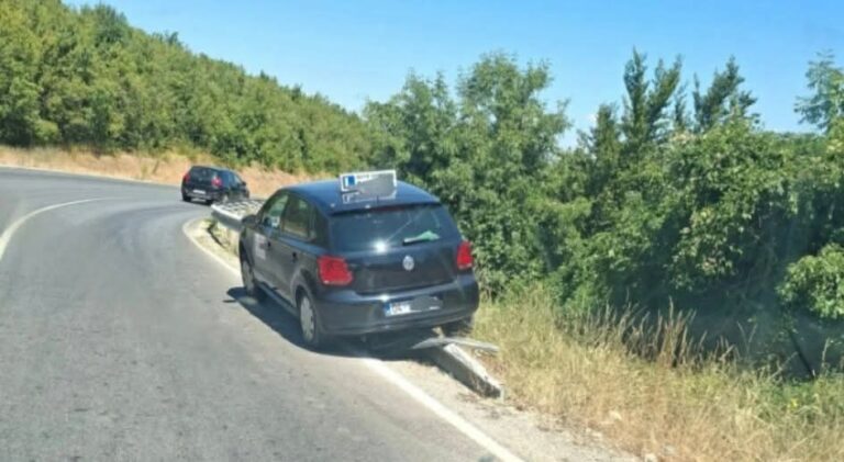 Vetaksidentohet vetura e autoshkollës në rrugën Dragash-Prizren, përfundon në anësore
