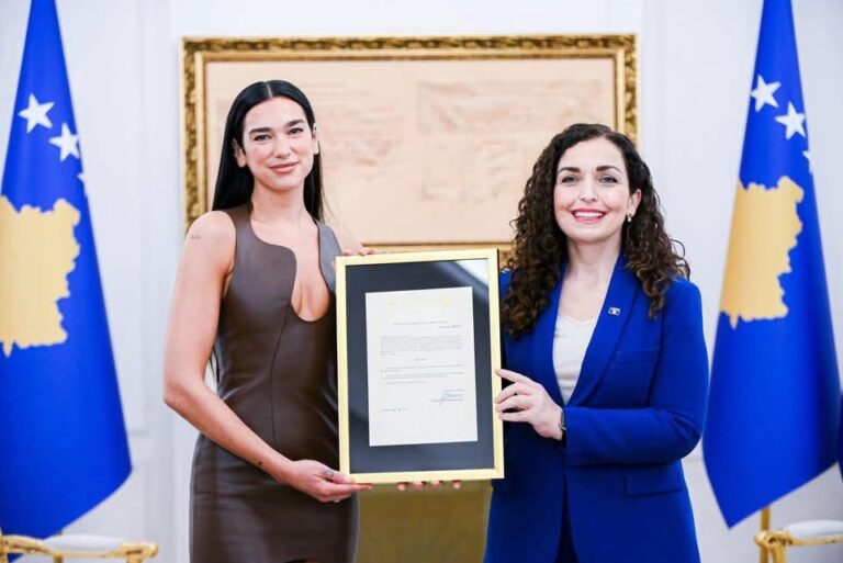 Dua Lipa merr shtetësinë e Kosovës me dekret presidencial