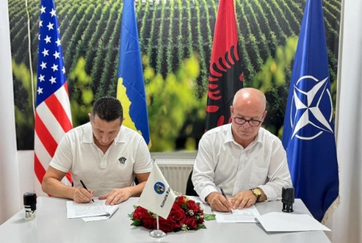 Latifi nënshkruan kontratën për asfaltimin e infrastrukturës rrugore me gjatësi prej 22 kilometrash