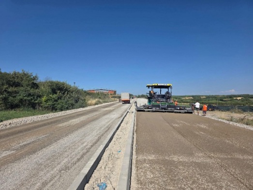 Në Rahovec nis asfaltimi i rrugës me katër korsi në drejtim të Fortesës