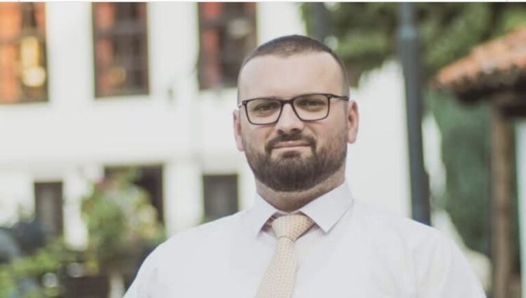 Djali i dëshmorit, Florenti, përjashtohet nga konkursi – kompania kërkon diplomë të shkollës së mesme, injoron atë të fakultetit
