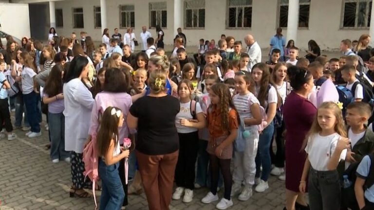 Në prag të nisjes së shkollës nxënësit nisin përgatitjet, Kukësi shpesh zgjedh Prizrenin për blerje