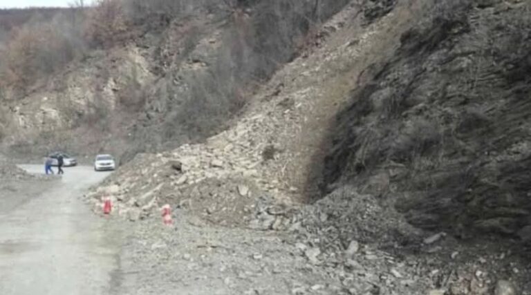 Reshjet e shiut shkaktojnë rrëshqitje dheu e bllokim rrugësh në Prizren