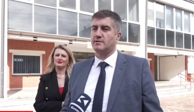 I shoqëruar nga nëna dhe bashkëshortja, Ardian Shala voton në Suharekë