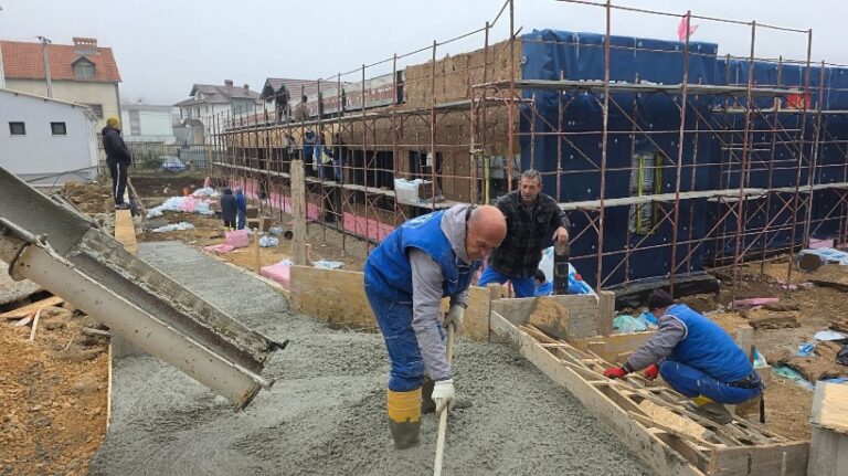 Vazhdojnë punimet për ndërtimin e çerdhes së fëmijëve në Bresanë të Dragashit