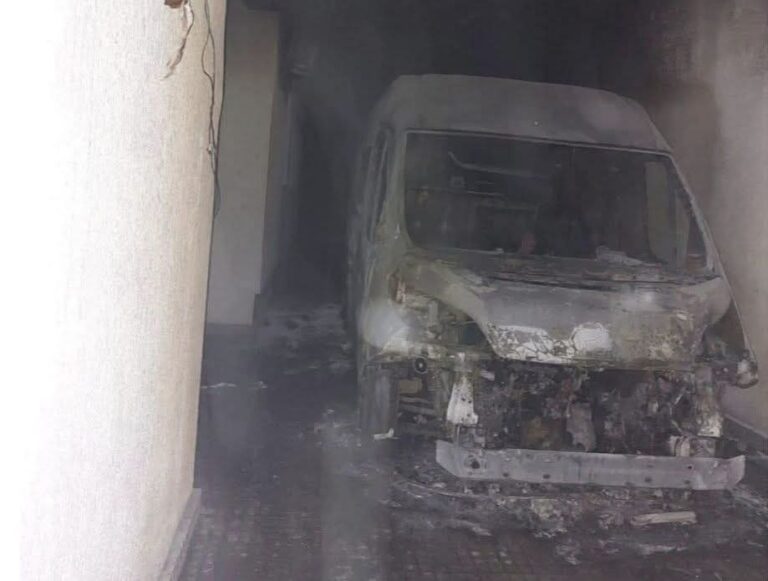 Policia e ndjek nëpër mal dhe e kap të dyshuarin që e dogji autoambulancën në Rahovec