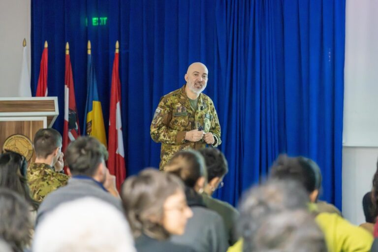 KFOR-i organizon konferencë me studentët nga Venediku dhe Universiteti i Prizrenit