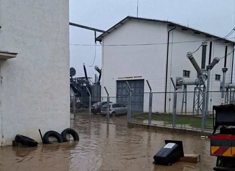 Përmbyten nënstacionet, KEDS-i ndërprenë energjinë elektrike në Rahovec, Malishevë dhe Drenas