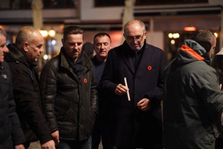 Prizreni përkujton viktimat e gjenocidit serb me ndezje qirinjsh në “Shadërvan”