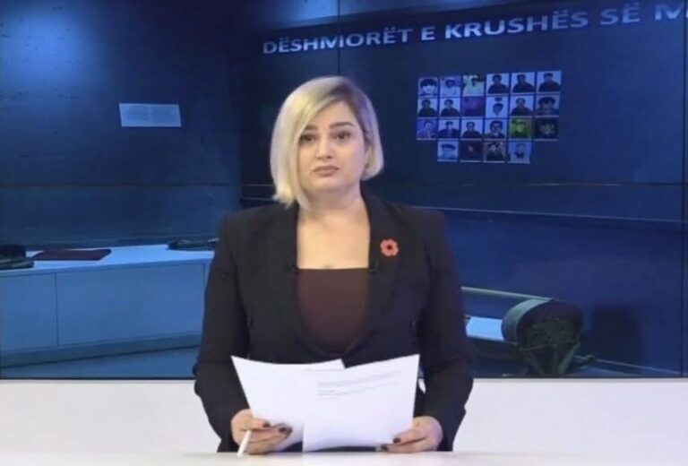 Prekëse: Prezantuesja e RTK-së nuk arriti t’i mbante lotët teksa jepte lajmin për përkujtimin e masakrës në Krushë të Madhe ku ia vranë babain