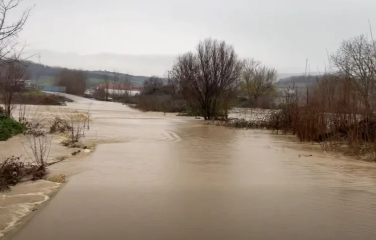 Vërshime të mëdha në Suharekë, bllokohen disa rrugë