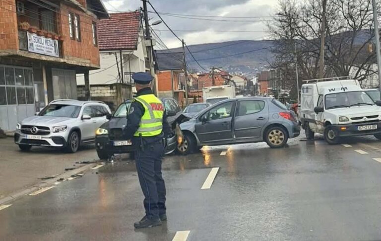 Aksident mes tri veturash në Rahovec