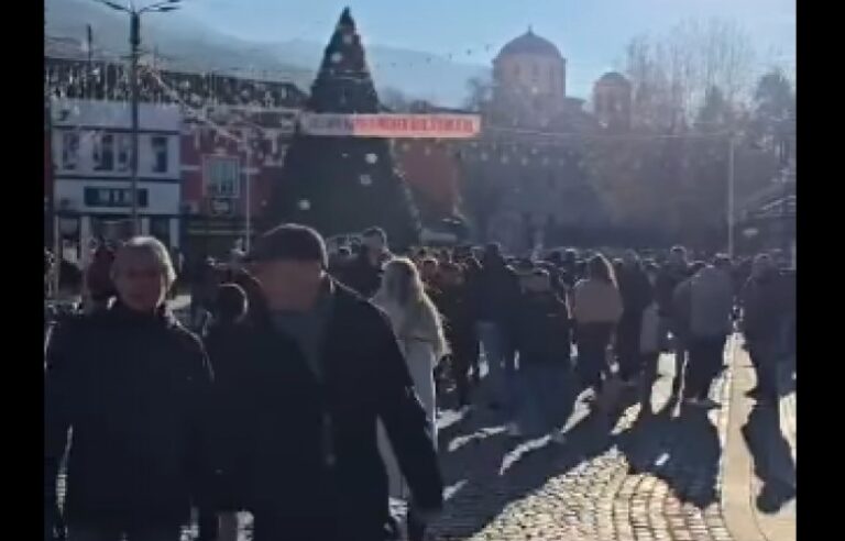 Prizreni i mbushur me qytetarë në ditën pas Vitit të Ri