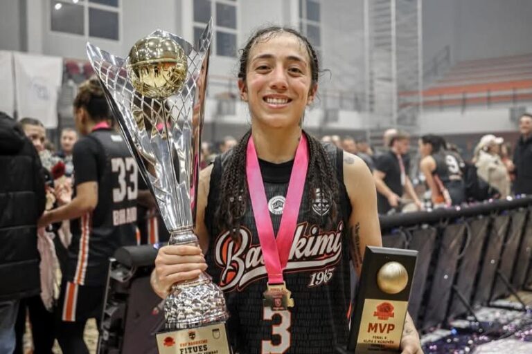 Alexis Mead, ylli i finales