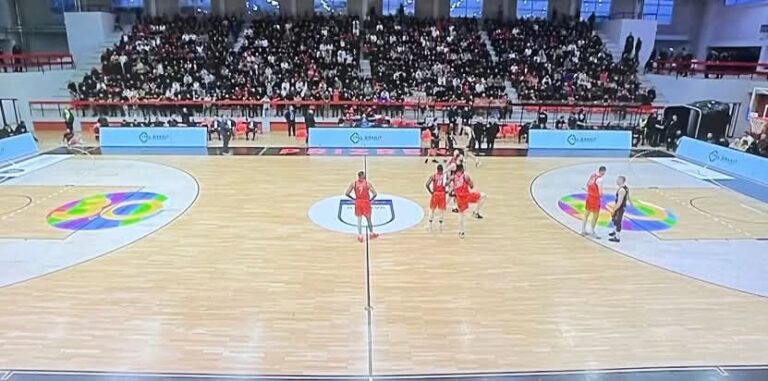 Gjyqtarët dalin nga parketi në ndeshjen Bashkimi – GO+ Peja, në shenjë proteste për kolegun e tyre