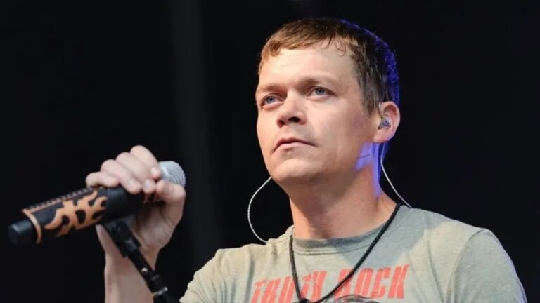 Brad Arnold, këngëtari i bendit “3 Doors Down”, ndërron jetë në moshën 47-vjeçare