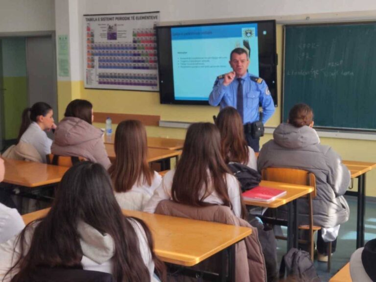 Ligjërata vetëdijesuese të Policisë për nxënësit e shkollave të mesme në Prizren