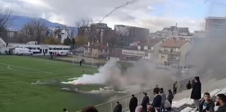 Dëmtohet fusha nga mjetet piroteknike në ndeshjen Liria–Trepça ’89