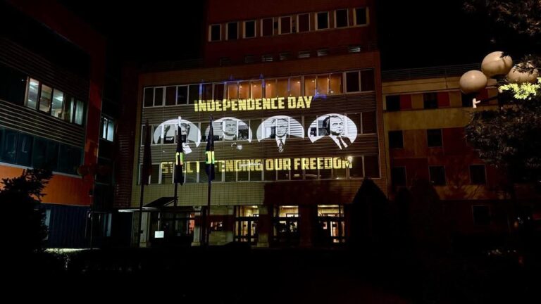 Platforma “Liria Ka Emër” projekton mesazhin “Ende duke mbrojtur lirinë tonë” në objektin e Presidencës