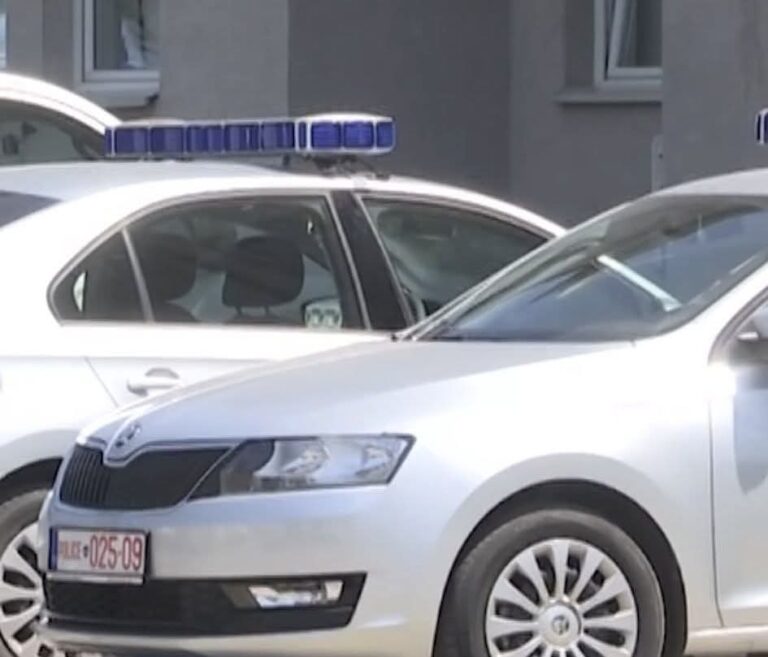 Policia bastis një banesë në Suharekë – sekuestron drogë, armë dhe mjete të rrezikshme