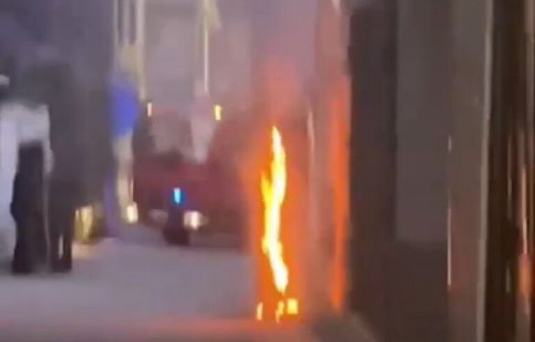 Shpërthim dhe zjarr në një shtyllë elektrike në Prizren, pa të lënduar