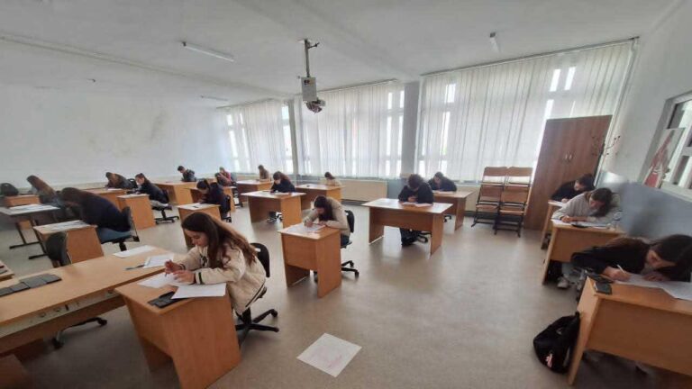 Olimpiada e Kimisë mbahet me sukses në Suharekë