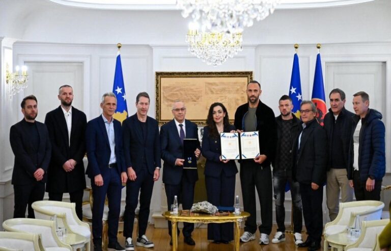 Osmani dekoron futbollistët e Kosovës
