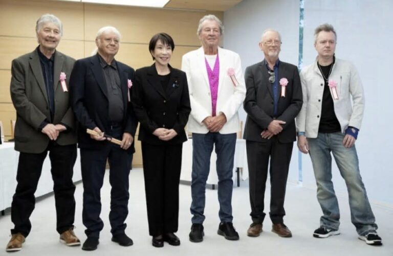 Deep Purple emocionojnë kryeministren japoneze me një vizitë të shkurtër