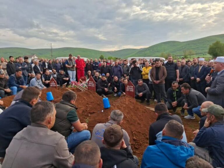 Tragjedia në Malishevë: Përcillen në banesën e fundit tre anëtarët e familjes Berisha