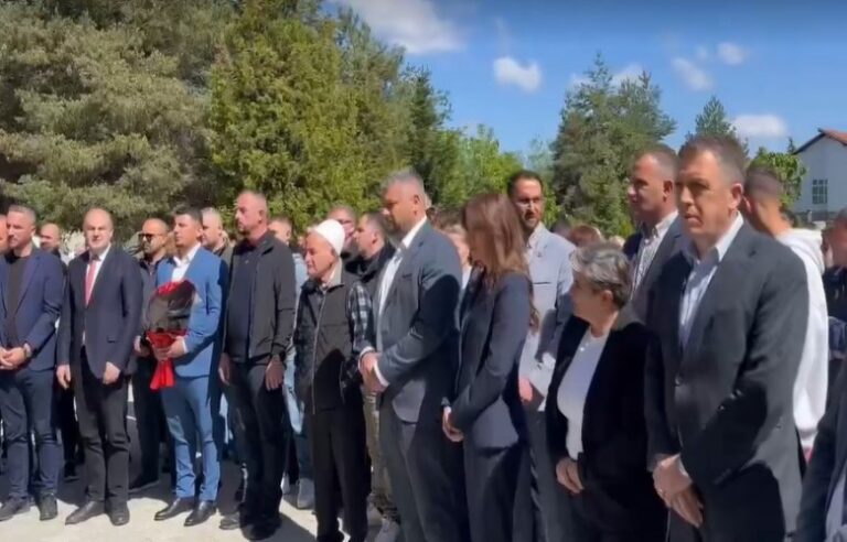 Haxhiu bëri homazhe në 27-vjetorin e masakrës në Bukosh të Suharekës: Serbia kreu spastrim etnik dhe gjenocid në Kosovë