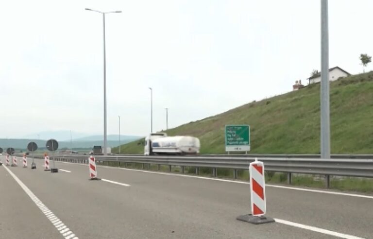 Një pjesë e segmentit në autostradën “Ibrahim Rugova” ende e bllokuar
