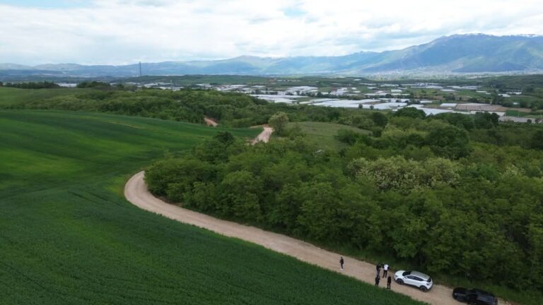 Përfundon rruga fushore mbi 1.2 kilometra në Medvec, investim në mbështetje të fermerëve
