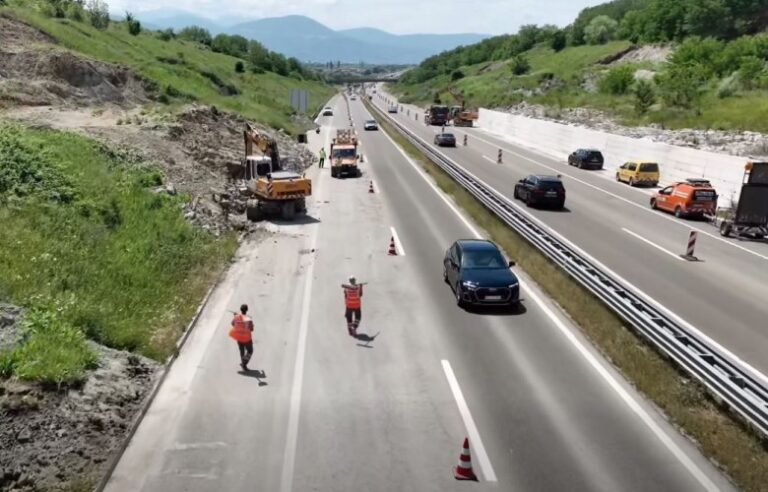 Nis pastrimi i rrëshqitjeve të dheut në autostradën ‘Ibrahim Rugova’